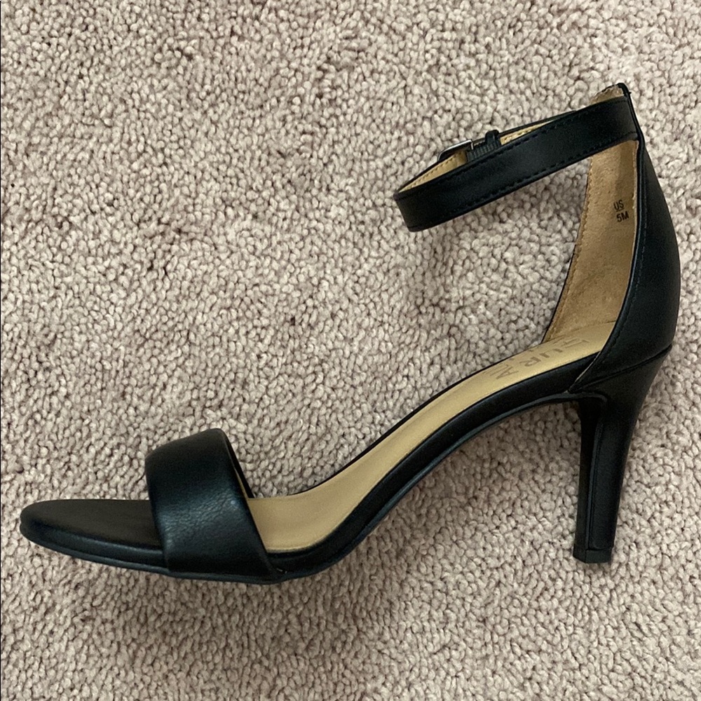 Naturalizer Black Heels Sleek Minimalist Design Size 5 - Picture 7 of 16